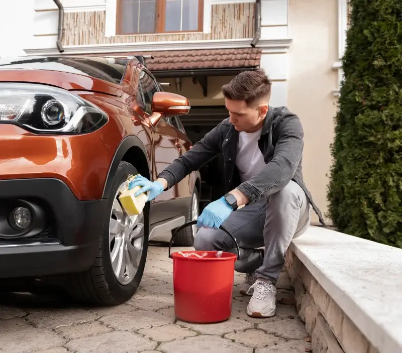 Lavage auto à domicile Saint-Clair-de-Halouze : professionnel intervenant sur un véhicule